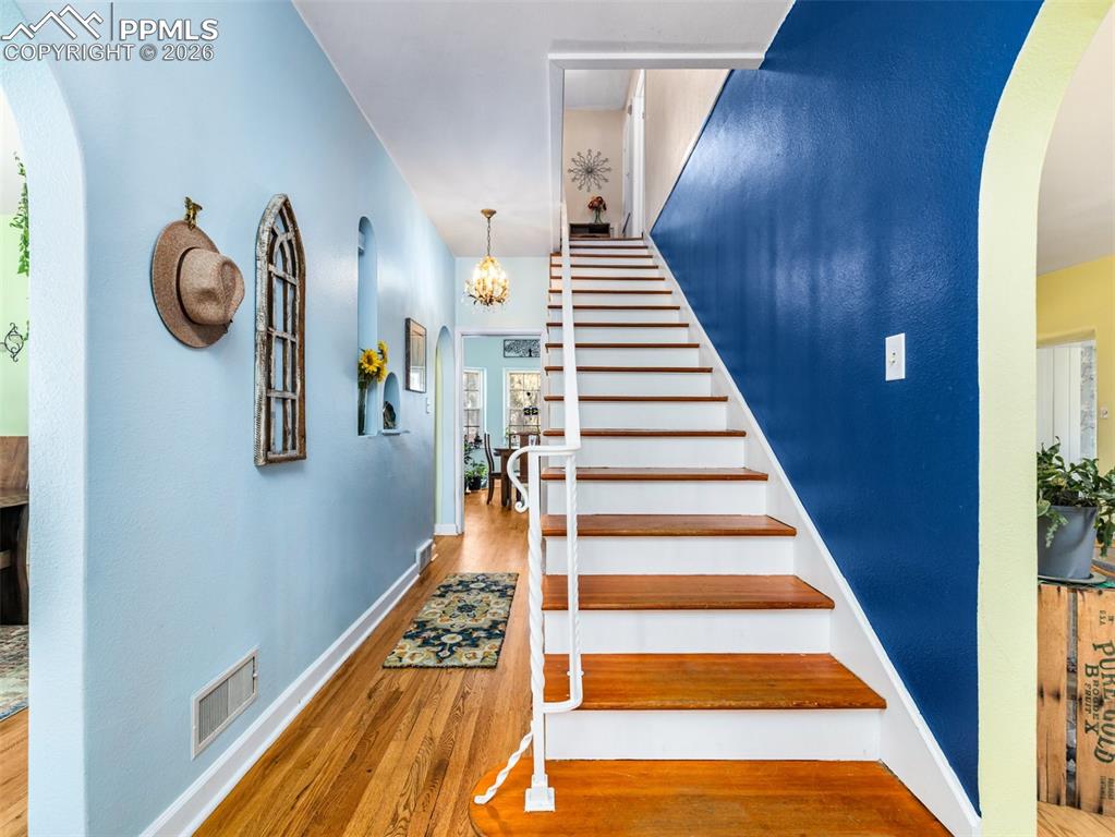 Image 26 of 50: Entry