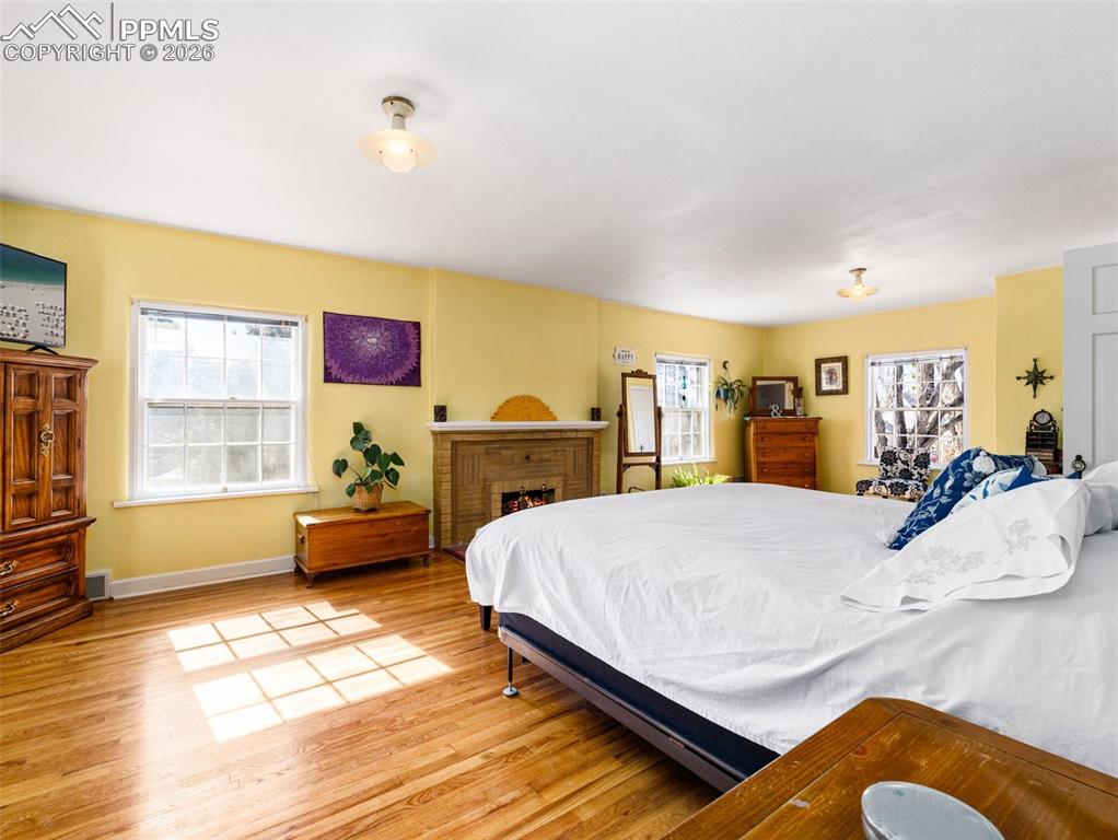 Image 30 of 50: Bedroom