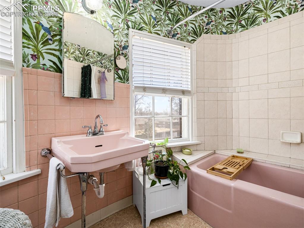 Image 32 of 50: Upper level full bathroom