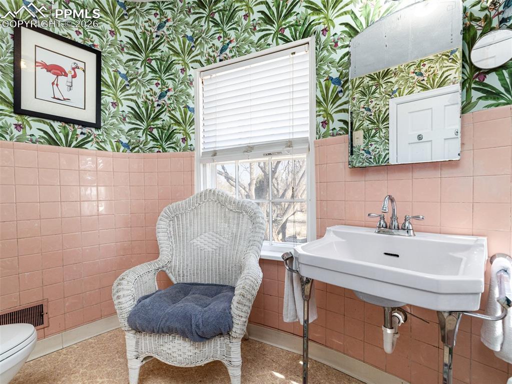 Image 33 of 50: Bathroom