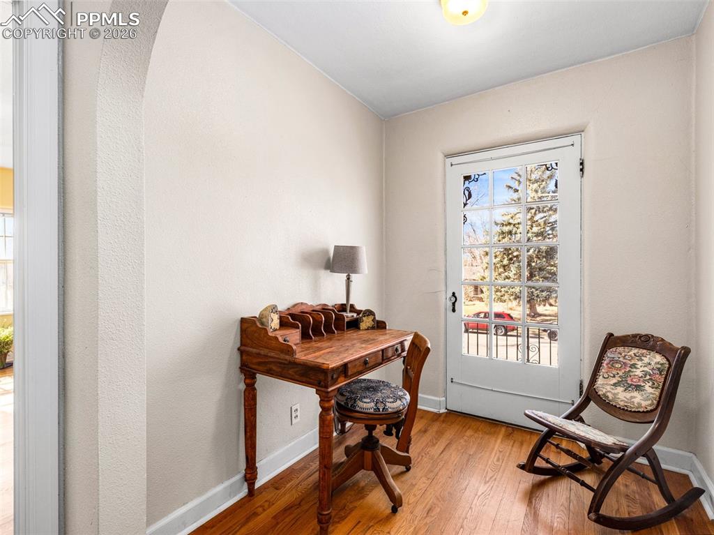 Image 34 of 50: Juliet Balcony