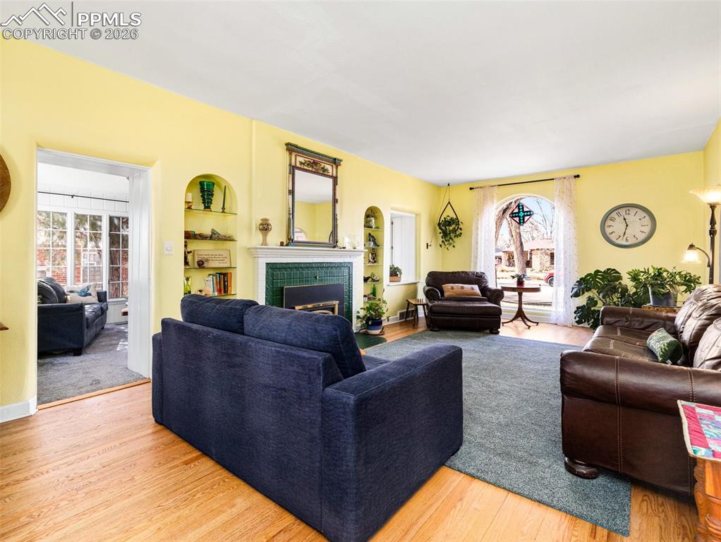 Image 5 of 50: Living Room