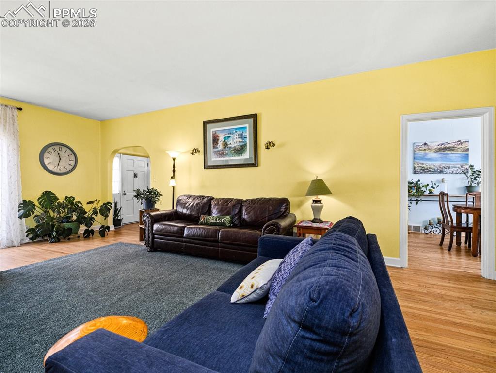 Image 7 of 50: Living Room