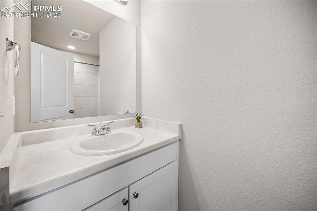 Image 19 of 35: Bathroom