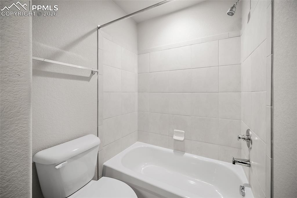 Image 20 of 35: Bathroom