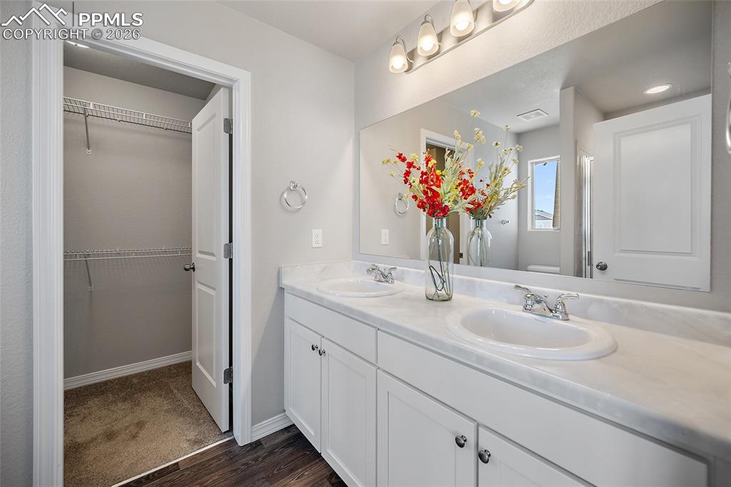 Image 28 of 35: Bathroom