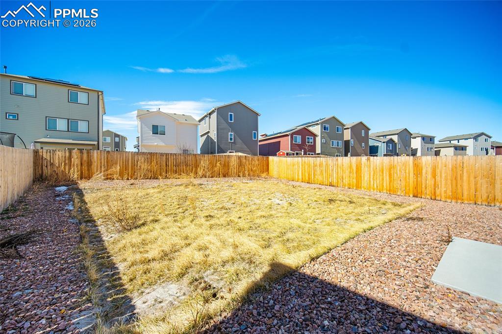 Image 33 of 35: Yard