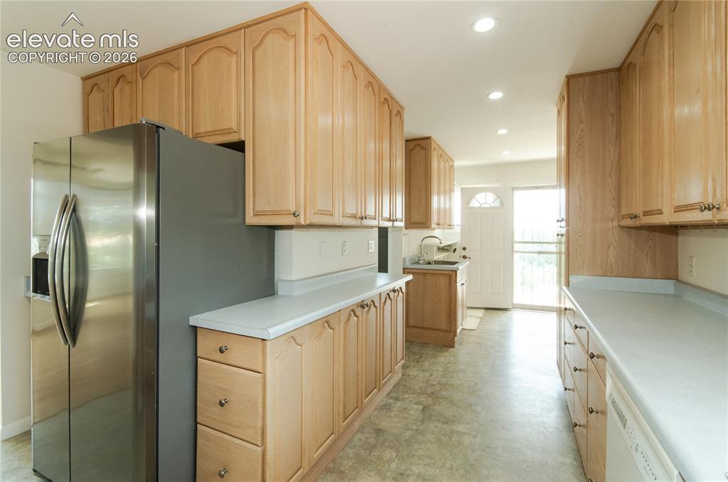 Image 14 of 50: Kitchen