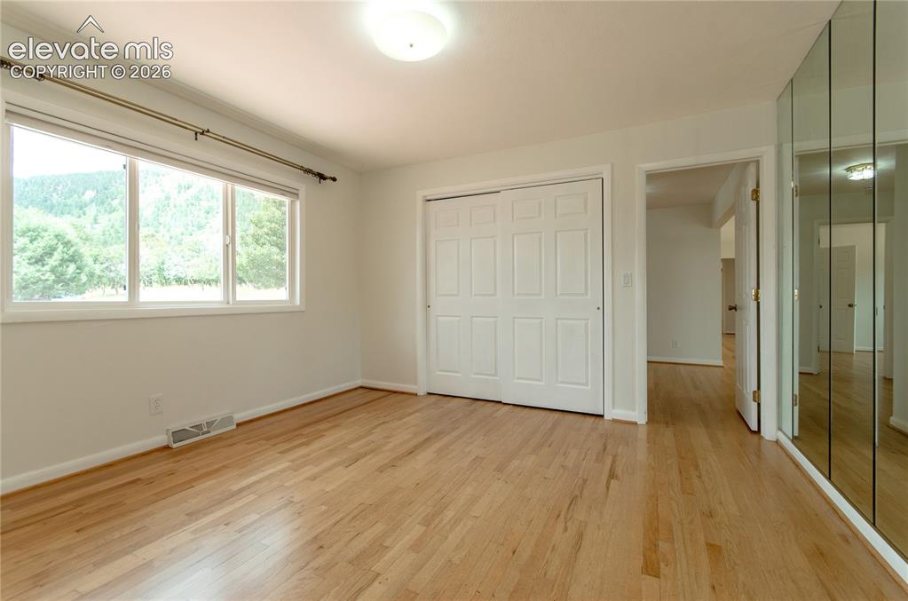 Image 16 of 50: Bedroom