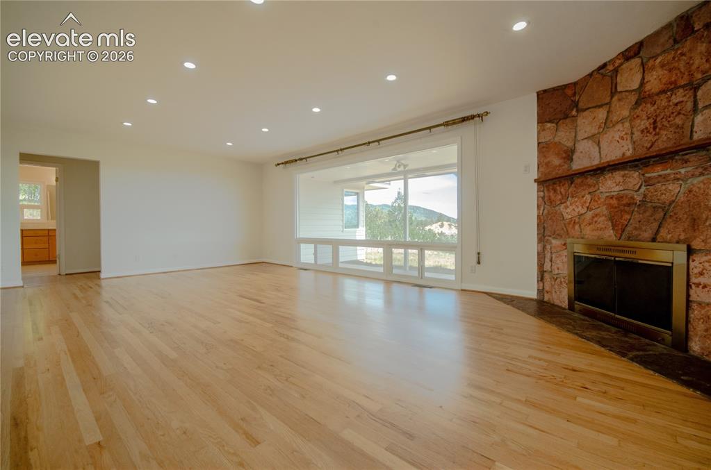Image 6 of 50: Living Room