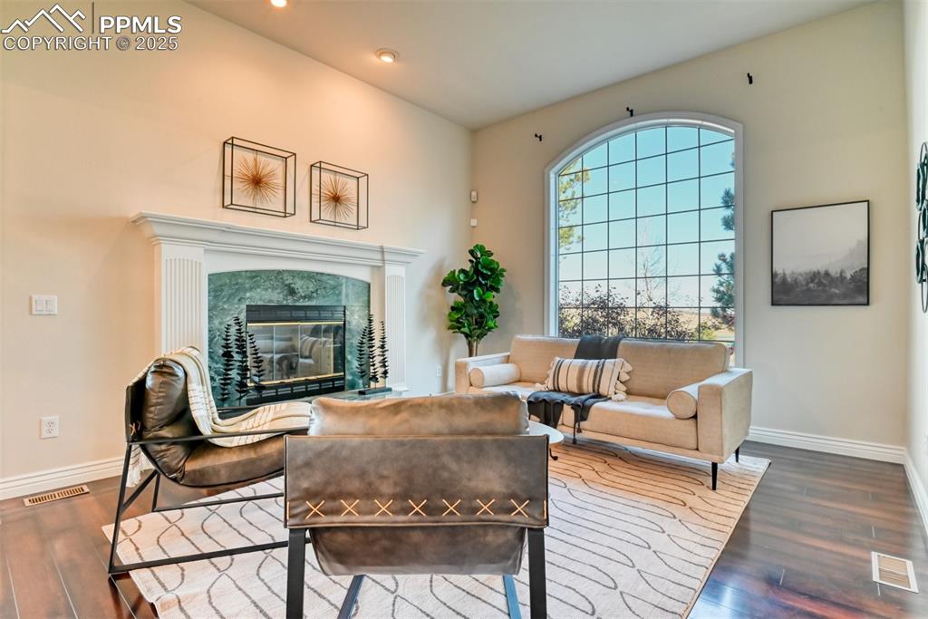 Image 16 of 44: Sitting Room