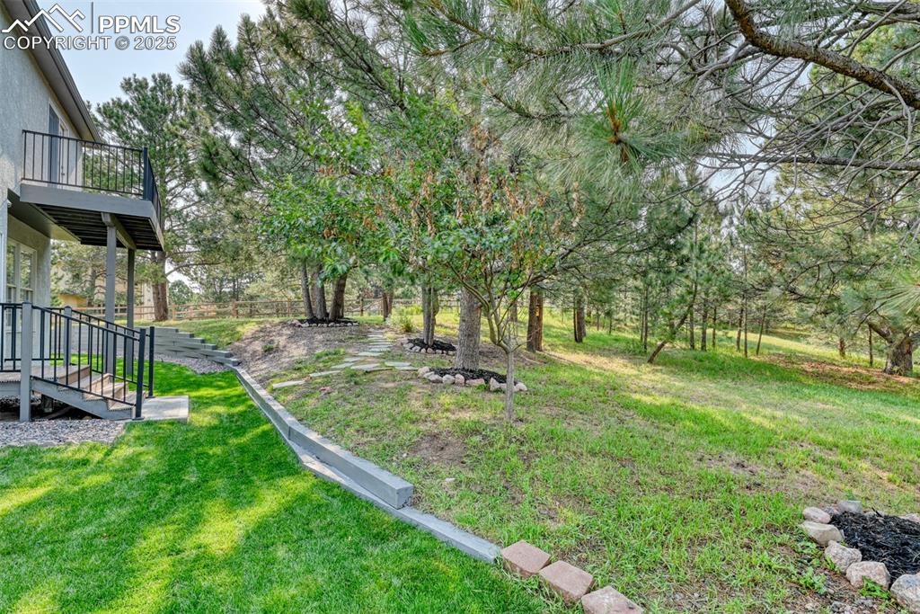 Image 42 of 44: Yard