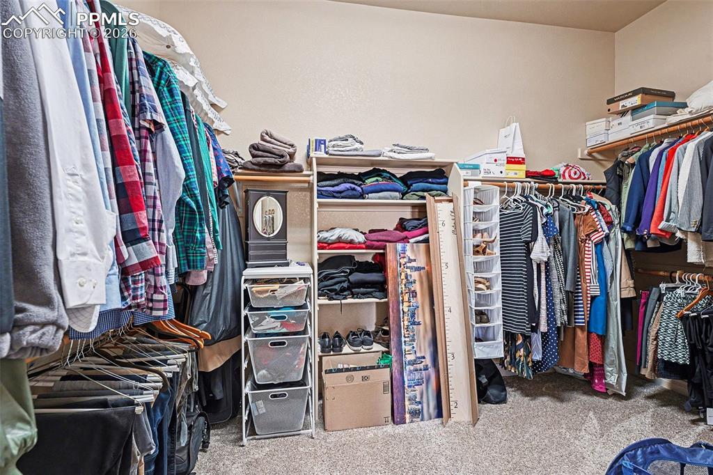 Image 15 of 32: Closet