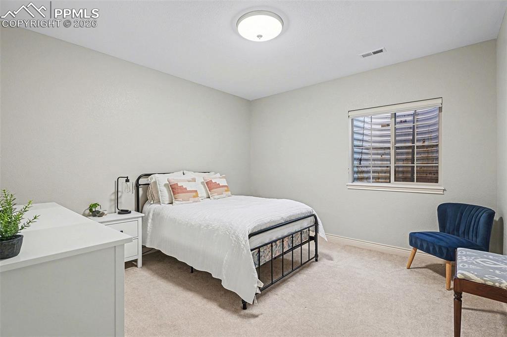 Image 20 of 32: Bedroom