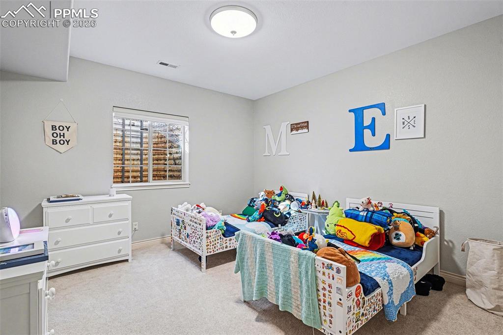 Image 21 of 32: Bedroom