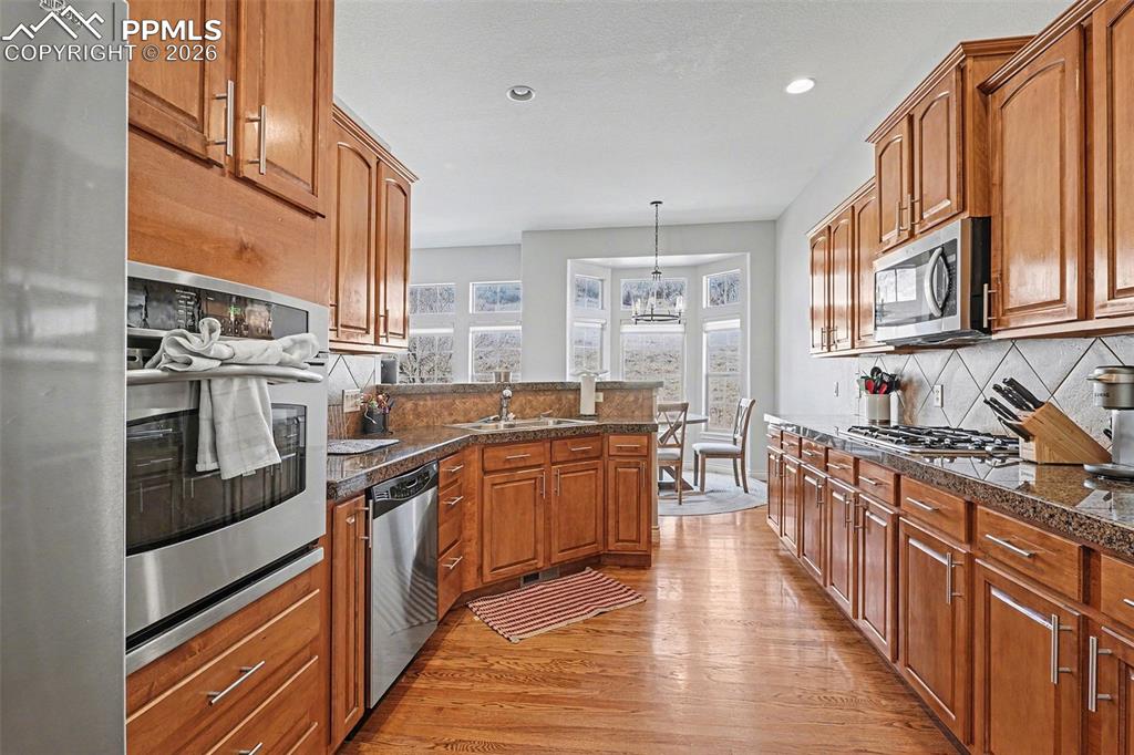 Image 9 of 32: Kitchen