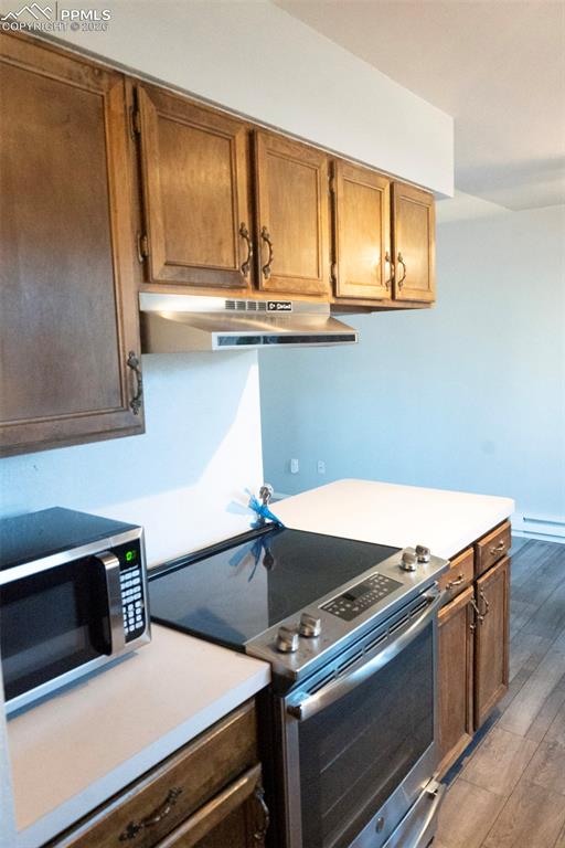 Image 7 of 19: Kitchen