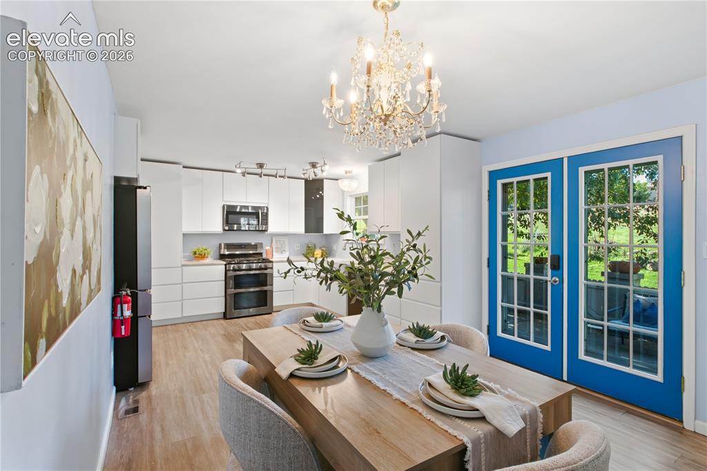Image 10 of 50: Dining Area