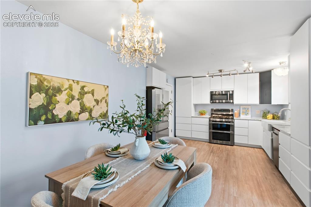 Image 11 of 50: Dining Area