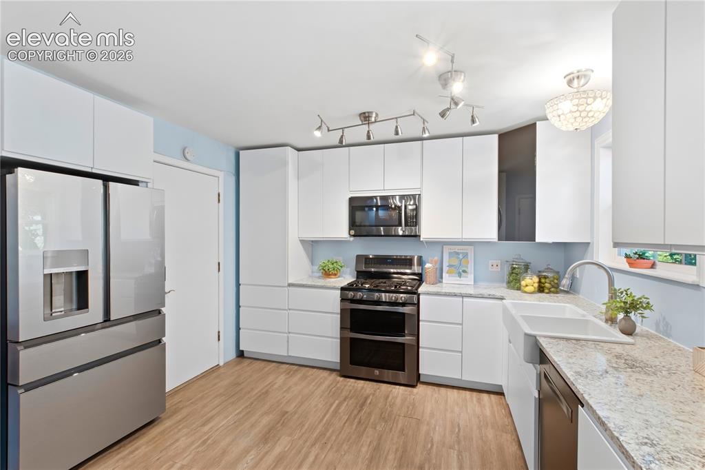 Image 12 of 50: Kitchen