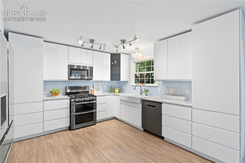 Image 13 of 50: Kitchen