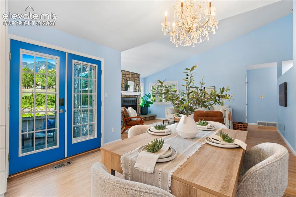 Image 9 of 50: Dining Area