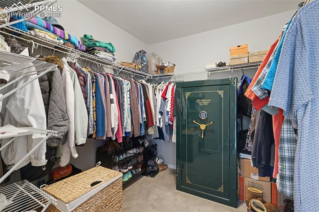 Image 28 of 50: Closet