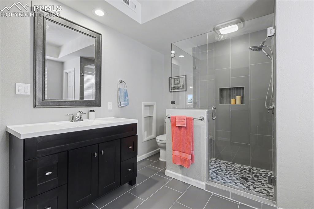 Image 36 of 50: 4th bathroom