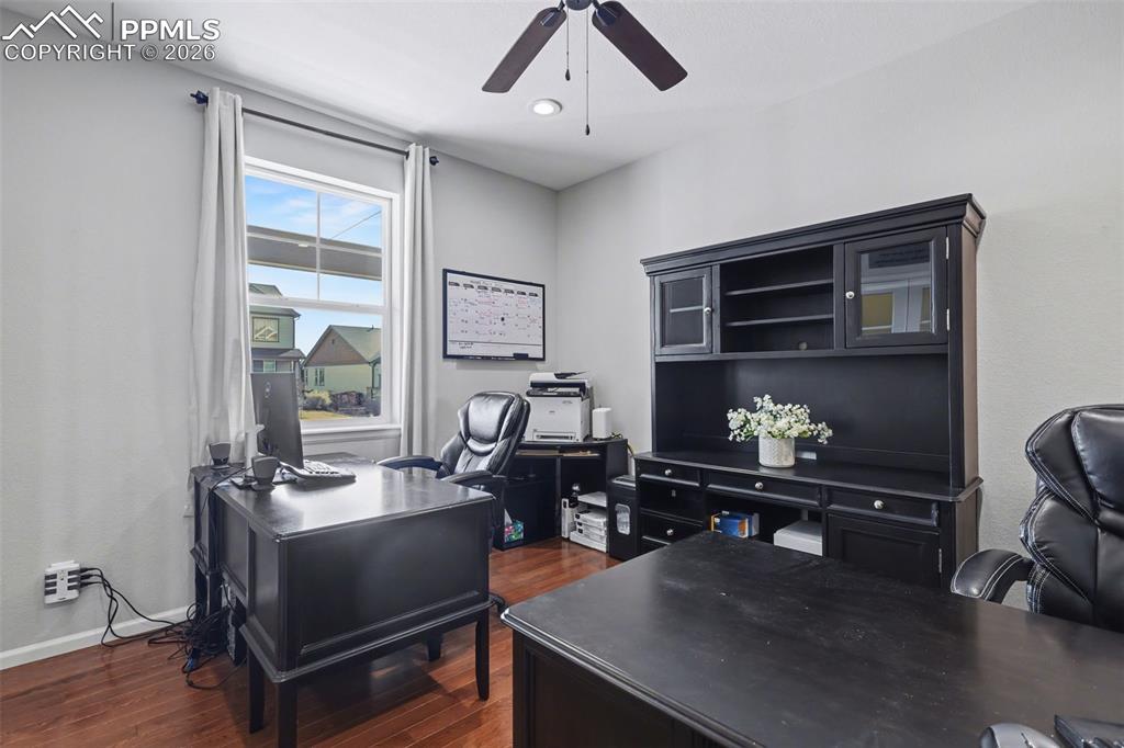 Image 7 of 50: Office or bedroom