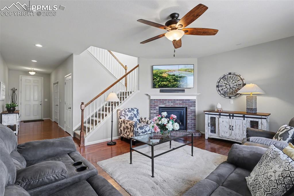 Image 8 of 50: Living Room