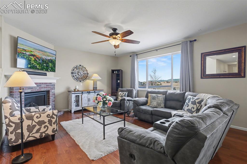 Image 9 of 50: Living Room