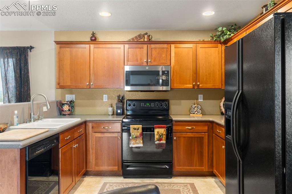 Image 12 of 40: Kitchen