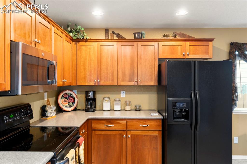 Image 14 of 40: Kitchen