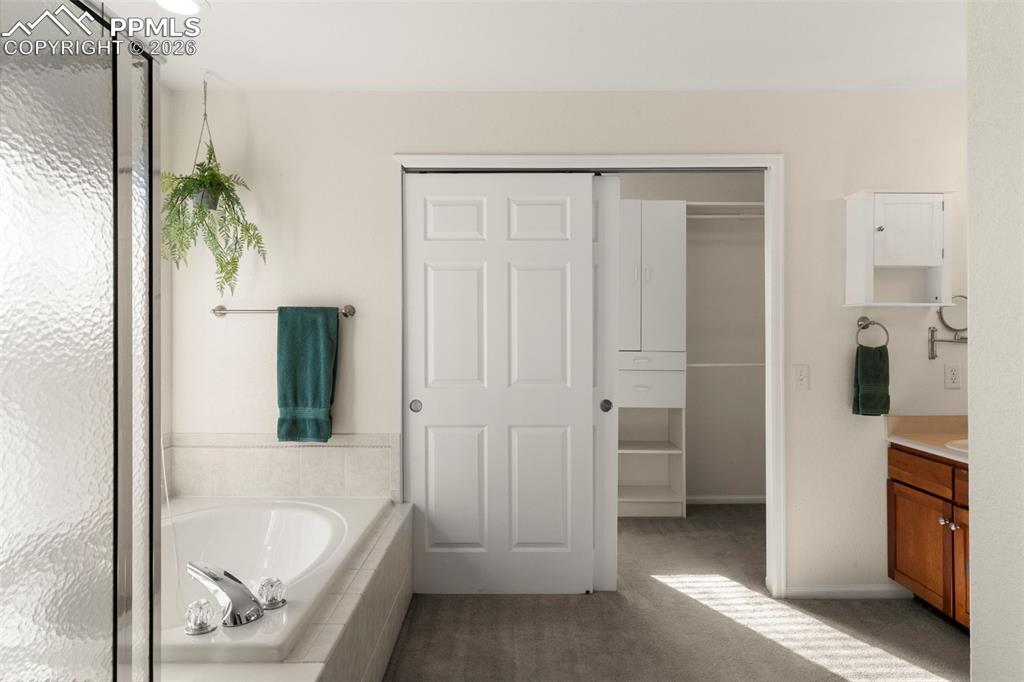 Image 23 of 40: Bathroom