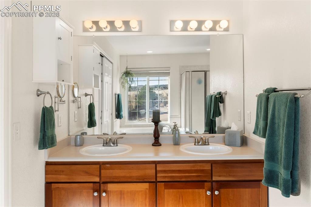 Image 24 of 40: Bathroom