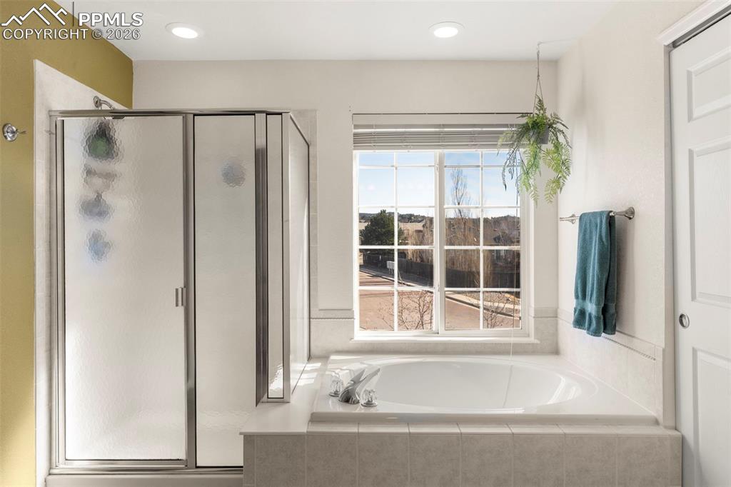 Image 25 of 40: Bathroom