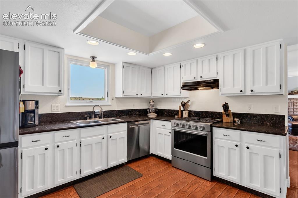 Image 11 of 37: Stinaless steel appliances