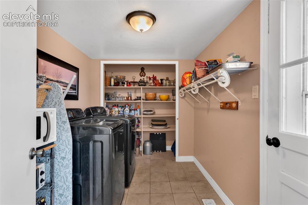Image 32 of 37: Laundry room