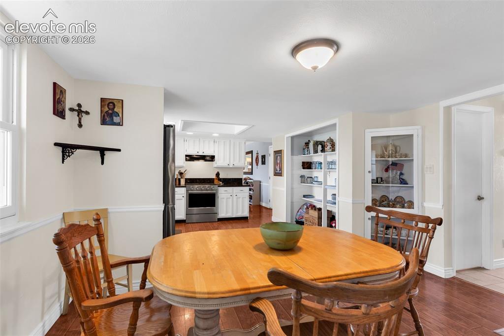 Image 9 of 37: Dining Area