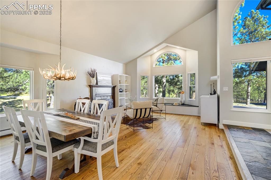 Image 11 of 50: Dining Area