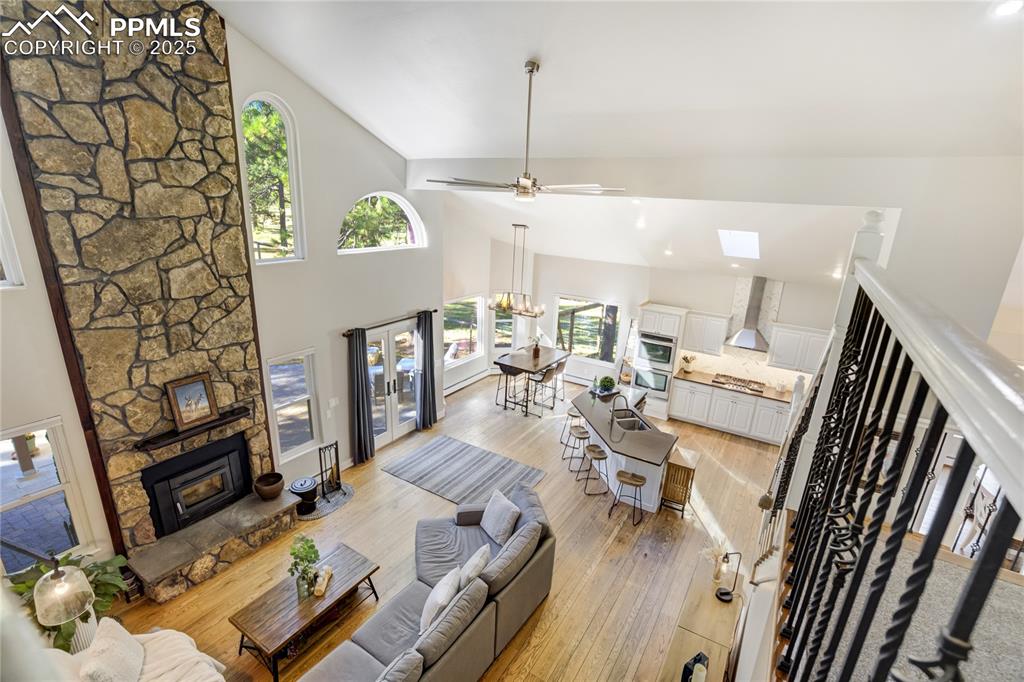 Image 16 of 50: Living Room