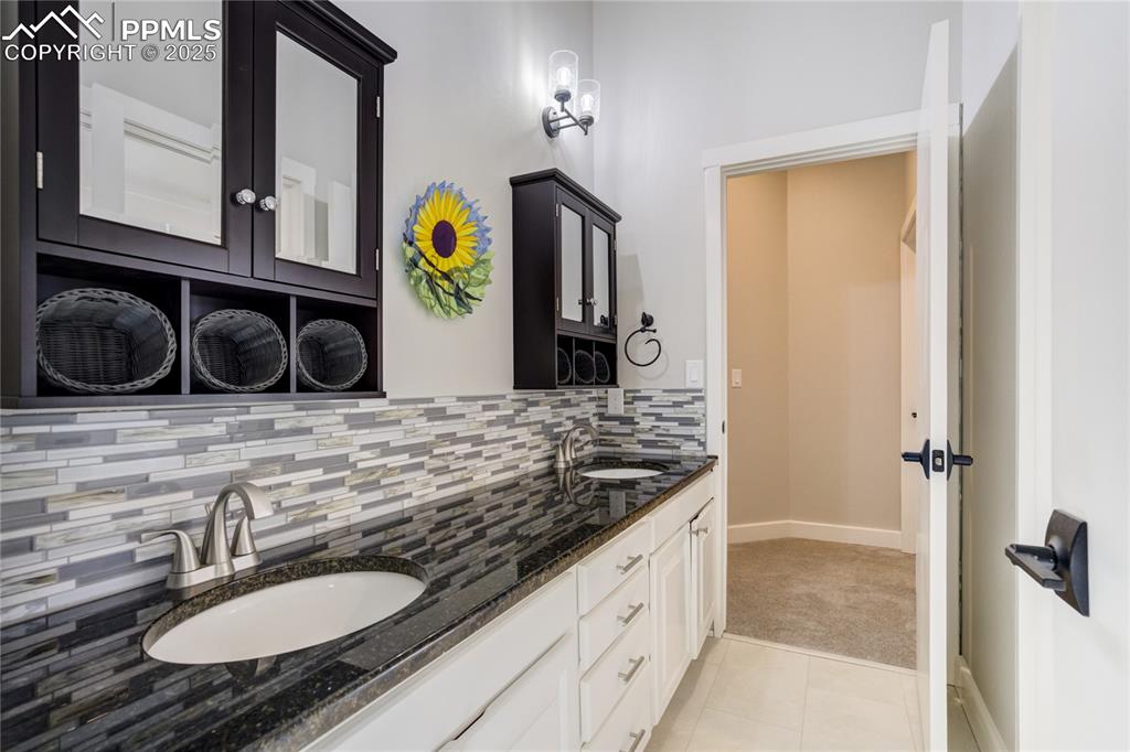 Image 31 of 50: Bathroom