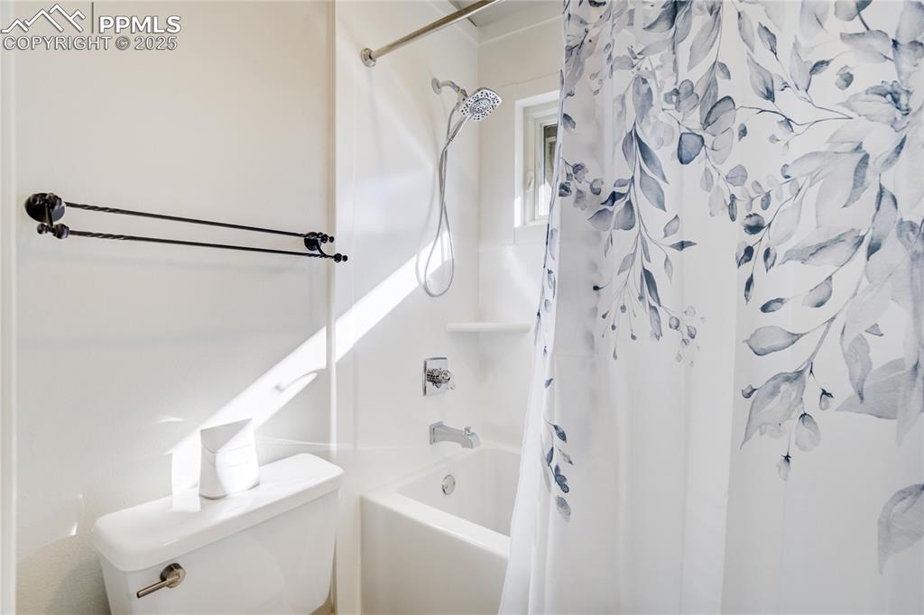 Image 32 of 50: Bathroom