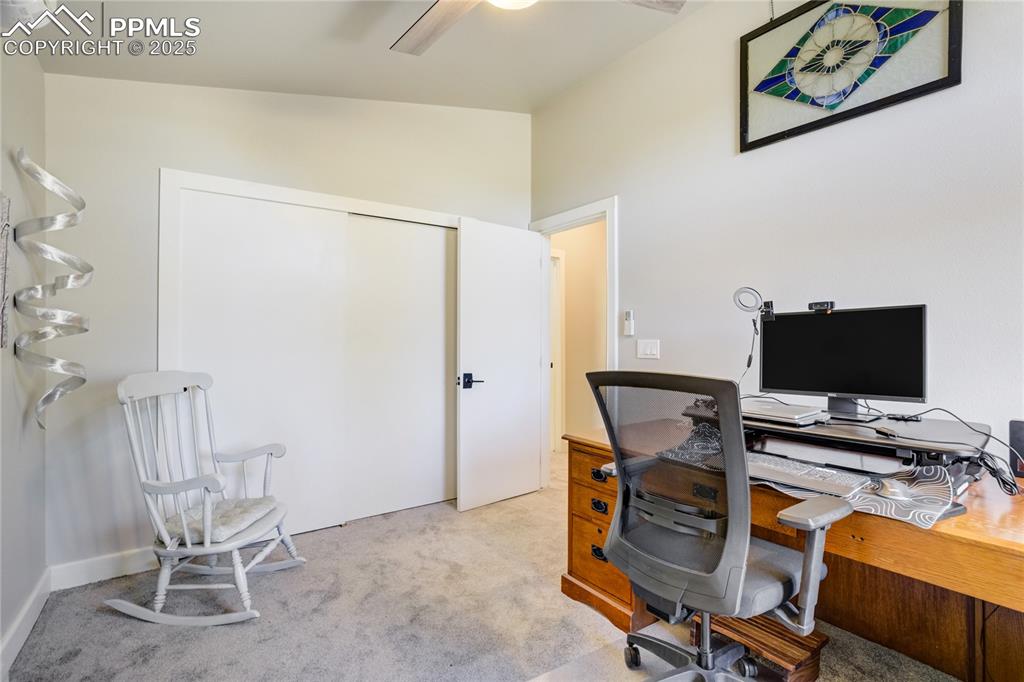 Image 33 of 50: Office