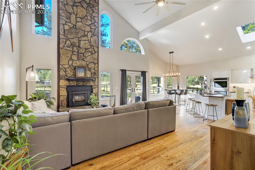 Image 5 of 50: Living Room