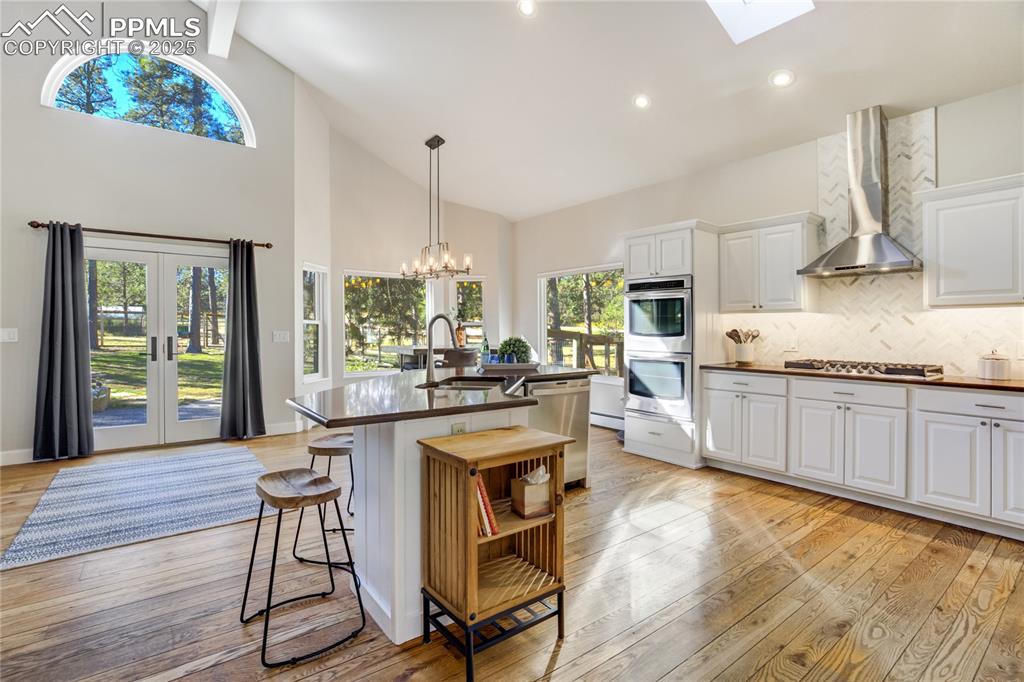 Image 6 of 50: Kitchen