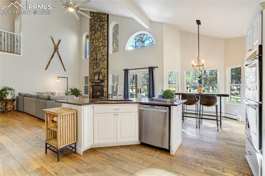 Image 8 of 50: Kitchen