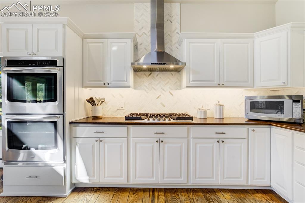 Image 9 of 50: Kitchen