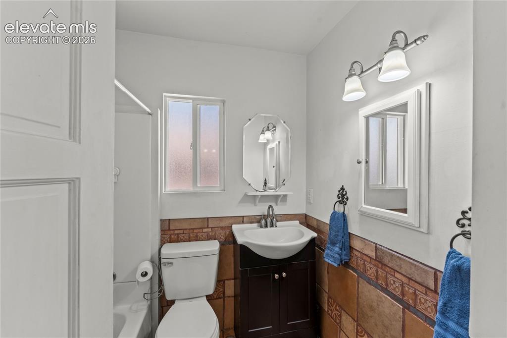 Image 17 of 34: Bathroom