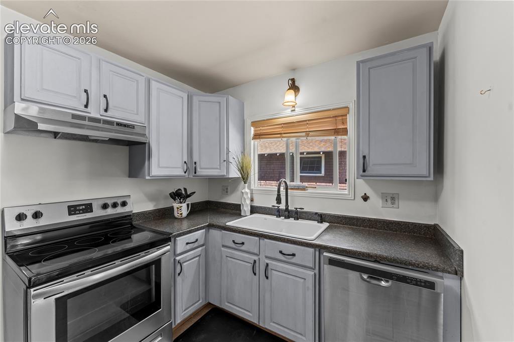 Image 8 of 34: Kitchen